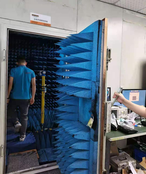 金航标的微波暗室和在调试产品的射频工程师